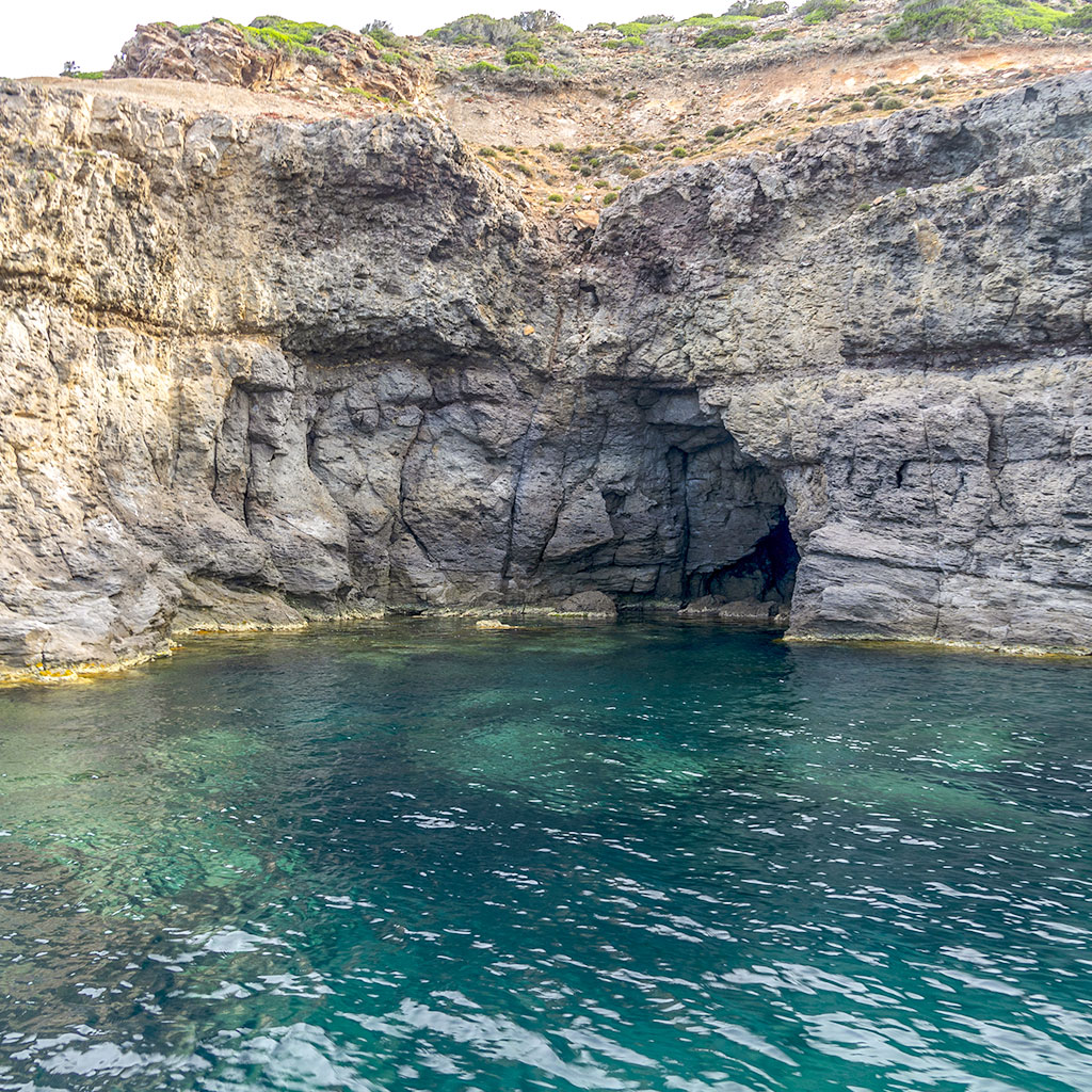 Visita luoghi accessibili solo dal mare nel Sud Sardegna